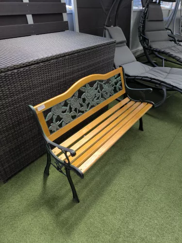 Öntött vas pad fa léces, műa. rózsa mintás támla (2040)
